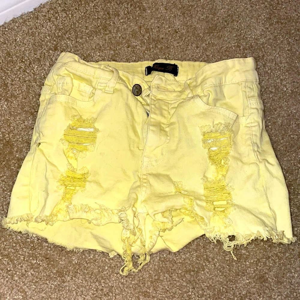 Ripped yellow short shorts
